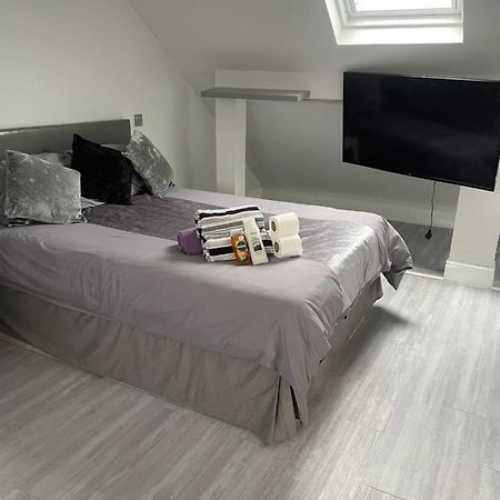 Newly Renovated Studio In Acton Лондон Экстерьер фото