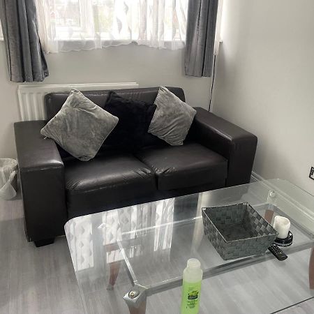 Newly Renovated Studio In Acton Лондон Экстерьер фото